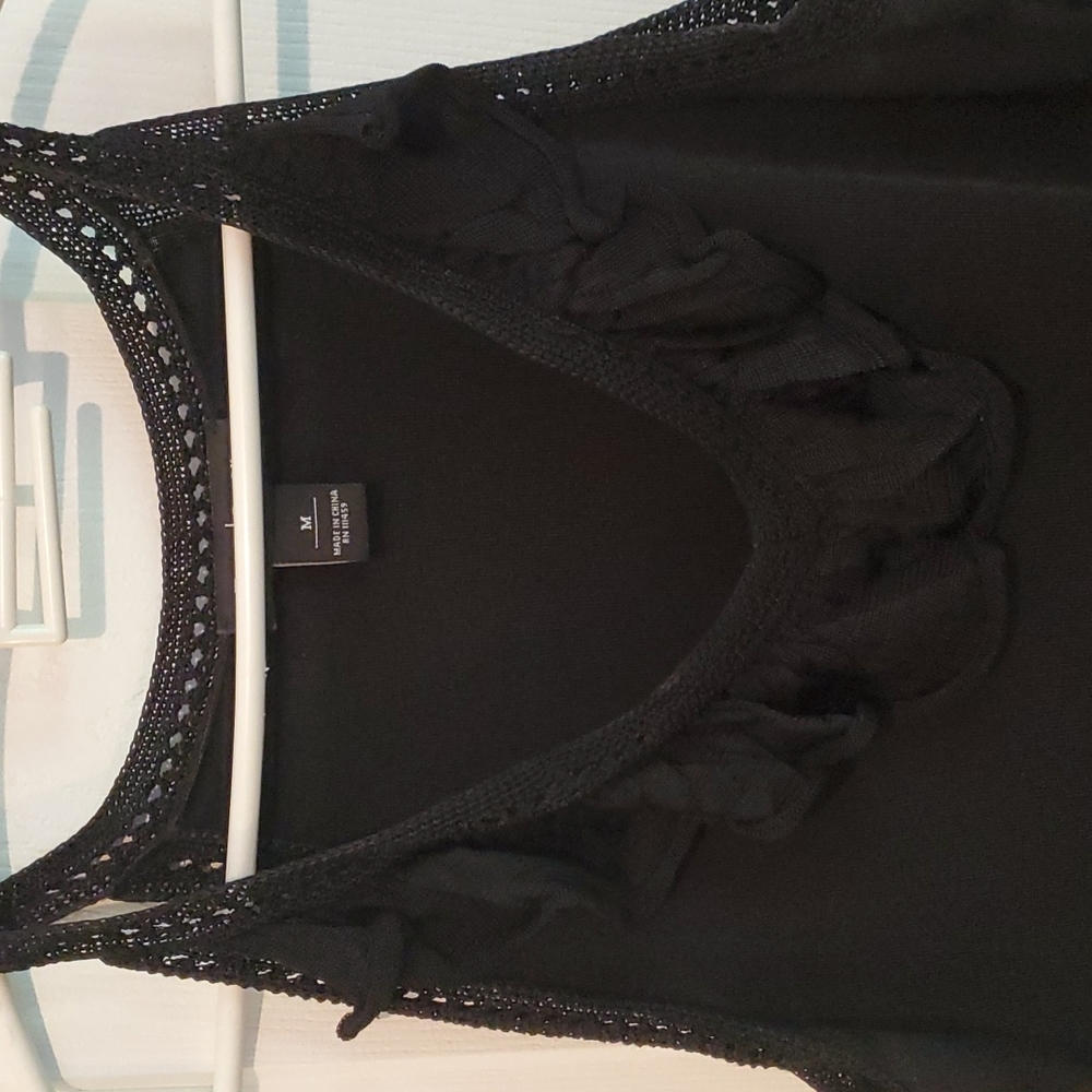 🔥$5 SALE!.White House Black Market dressy ruffle tank. Sz M